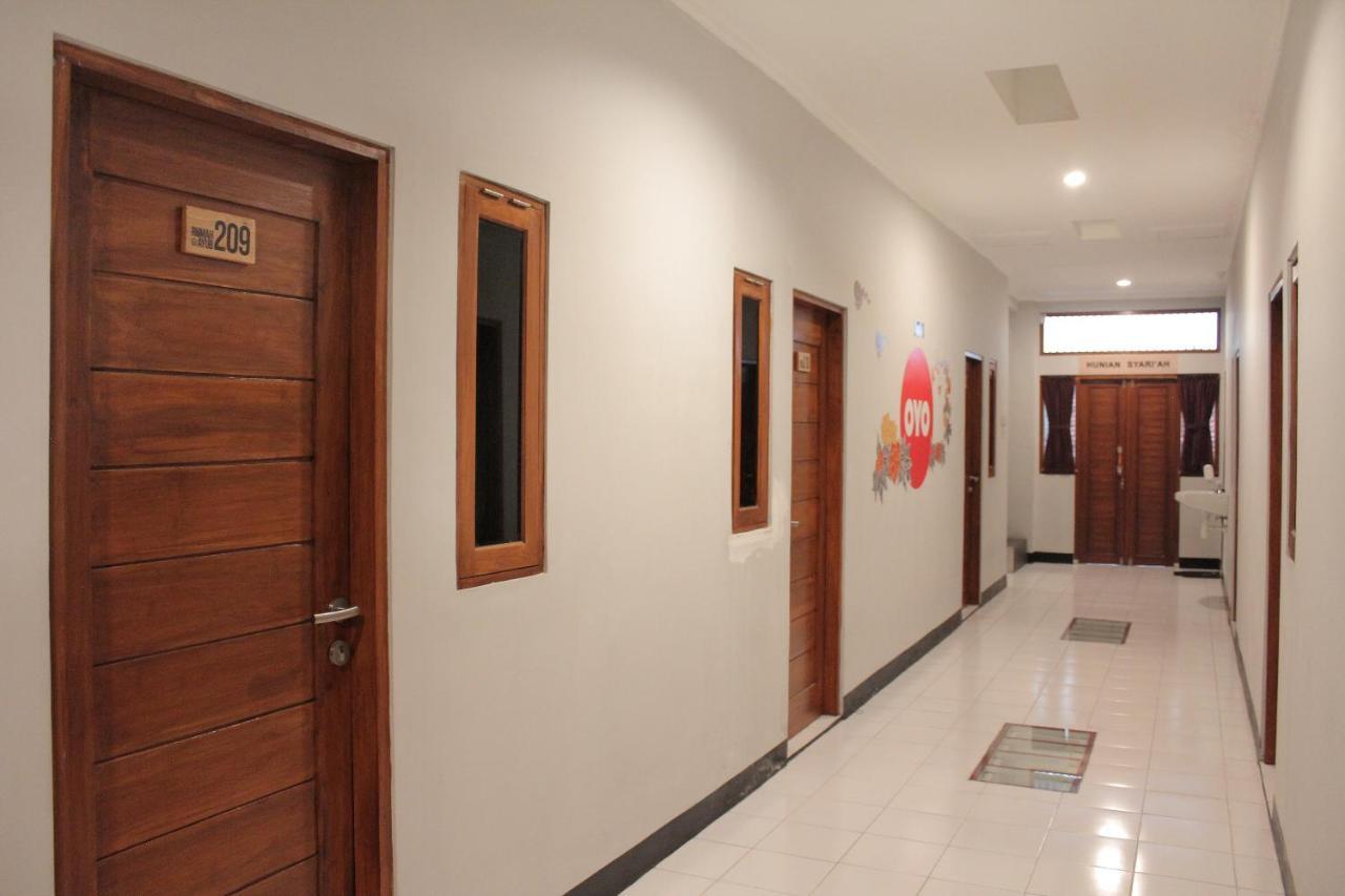 Hotel Oyo 121 Rumah Ayub Syariah Giacarta Esterno foto